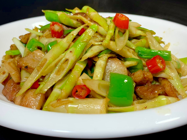 炒竹笋时,光焯水可不行,多做2步,出锅脆嫩入味,不苦涩不麻嘴