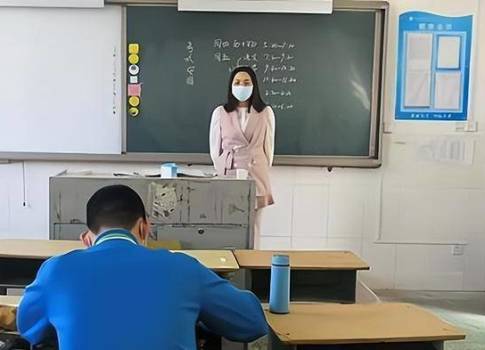 女老师第一次做监考老师,黑板上的提示语,让学生们爆笑