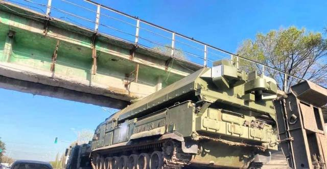 大桥卡住了俄军拖车上的反炮兵利器，1L260反炮兵雷达现身沃罗涅日_腾讯新闻
