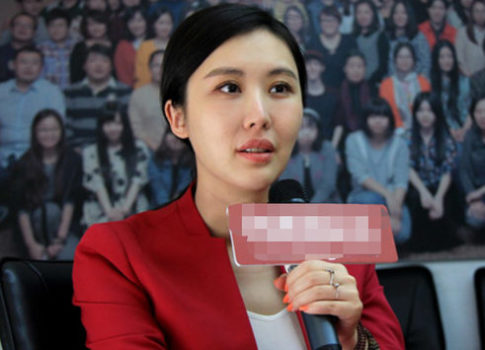 "王的女人"田朴珺家中倒立!衣摆松垮露细腰,双手撑地脸部涨红