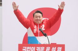 새 대통령의 취임식에 대한 자세한 내용이 공개되며, 박근혜와 원자인이 참석한다.