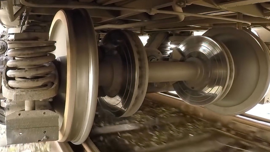 火车速度这么快为何不容易脱轨?看完车轮的设计,原来暗藏玄机!