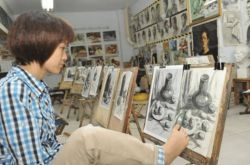 腕のない障害のある少女Zhijianは足で書道を練習し、書道コンクールで賞を受賞しました。専門家：不公平