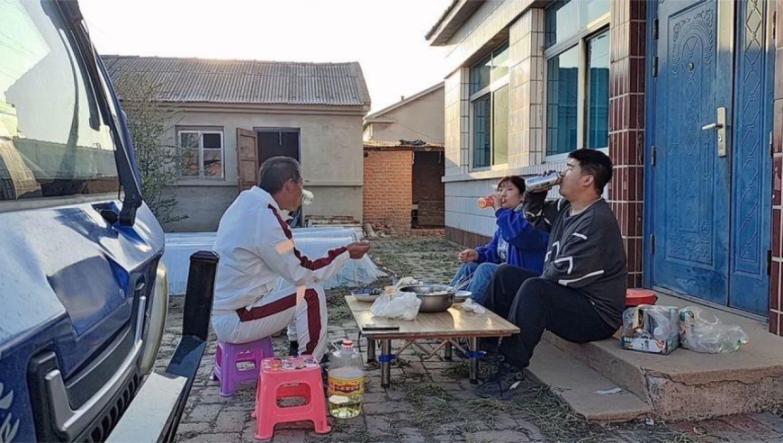 东北的夏天到了,爷仨坐在农村的院子里,喝酒撸串,感觉太美好了