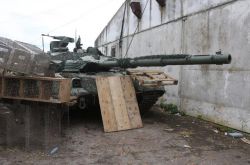 ロシアの装備が再び祭壇に落下し、T90主力戦車が激しく攻撃され、米国のジャベリンミサイルがウクライナに供給を続けました。
