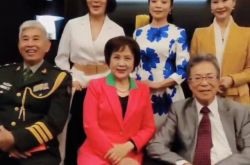 Yu Wenhuaは、93歳のLi Guangxiを悼むために、すべての古いアーティストと集合写真を撮りました。Cの位置に座っているLi Yuanhuaは、気質が良いです。