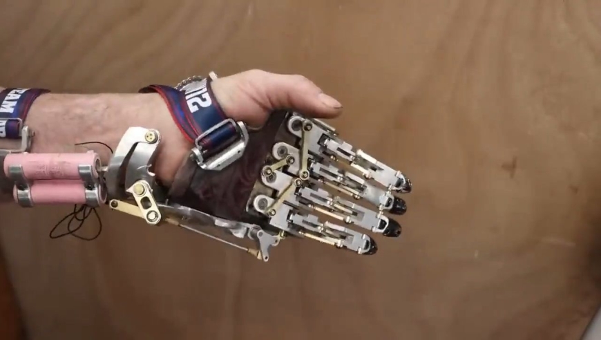 灵活自如,可握重物!外国残疾机械工程师自制仿生手指