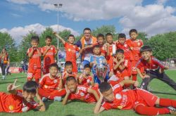 相聚中原！中国足球小将球员代表在郑州Kappa Kids两门店与大家亲切_深圳