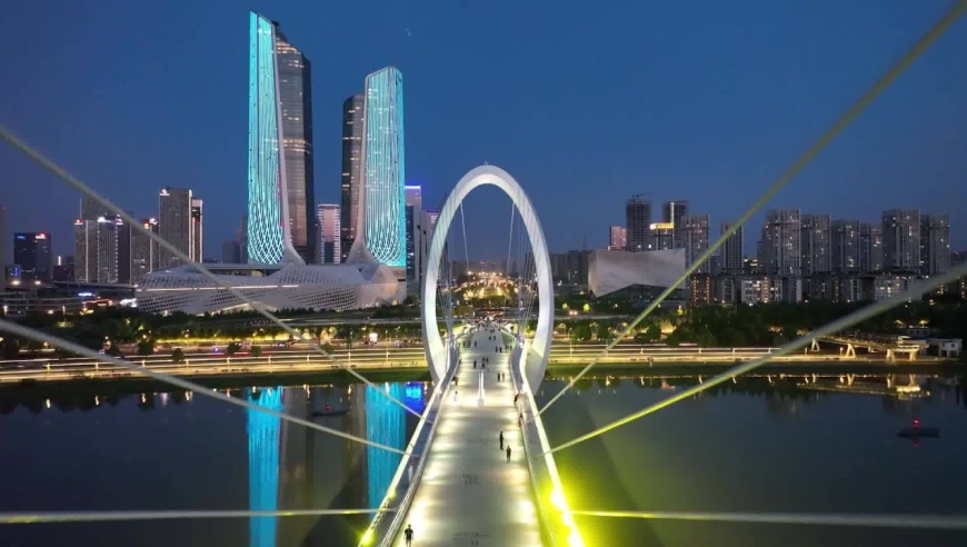 初夏傍晚,南京眼和青奥双子塔浪漫亮灯