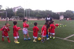 我校留学生足球队赴浙江绿城足球学校踢快乐足球