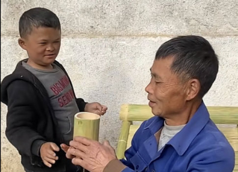 "小马云"范小勤被带去医院做骨龄检查,15岁身高还不足120cm