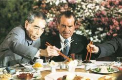 尼克松访华时看到“打倒美帝”标语，毛主席幽默回应，尼克松大笑