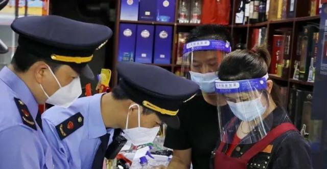 TA们用“扫街式”巡查，守好沿街商铺这扇“安全门”_腾讯新闻