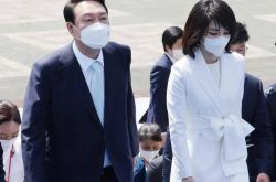50岁新韩国第一夫人靠冻龄颜值火了！40岁嫁未来总统，上位之路比韩剧抓马