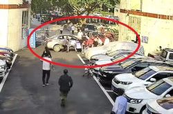 تعيد شوارع تشونغتشينغ إنتاج مشهد أشخاص يحملون سيارات لإنقاذ الناس