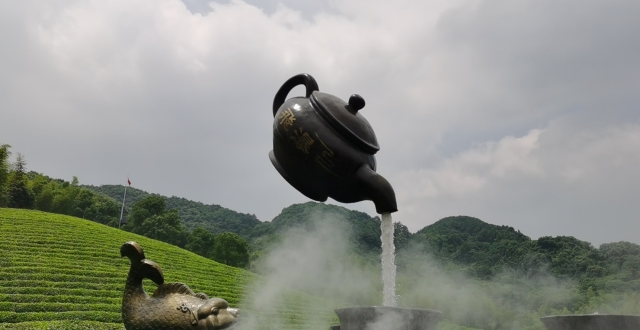 游云松村,看悬空倒挂大茶壶