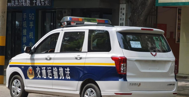 澄城县交通执法人员驾无牌照制式车辆 国道拦截货车