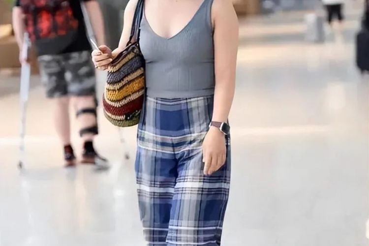 After being a mother, Li Xiaomeng really dares to wear it, and the vest at home shows "bye bye meat", and can walk to the airport calmly