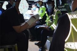 رجل في شيجياتشوانغ كان يرتدي ضمادة ويقود بيد واحدة وكان لا يزال في حالة سكر؟ ! شرطة المرور معاقبة شديدة