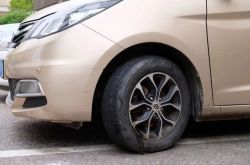 落ち葉と錆びたブレーキパッドでいっぱいの吊り下げられた車ｾ道路を転がる
