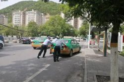 قام فريق كبير من شرطة المرور بإنقاذ سيارة الأجرة بسرعة