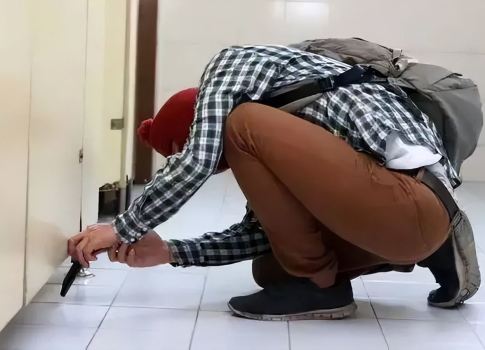 大连一高校男生自称封校压力大,在公厕偷拍女生,处理结果来了