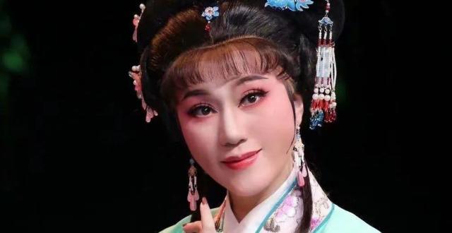 杨伟丹获全国首届"梅花杯"网络电视大赛第一名