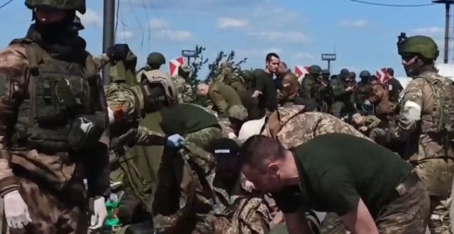 亚速钢铁厂最后一批乌军投降视频曝光：俄军挨个检查投降者纹身