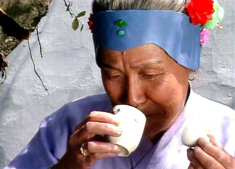 刘姥姥二进荣国府,她吃饭时,鸳鸯为何要从中挑2碗菜喂凤姐的猫