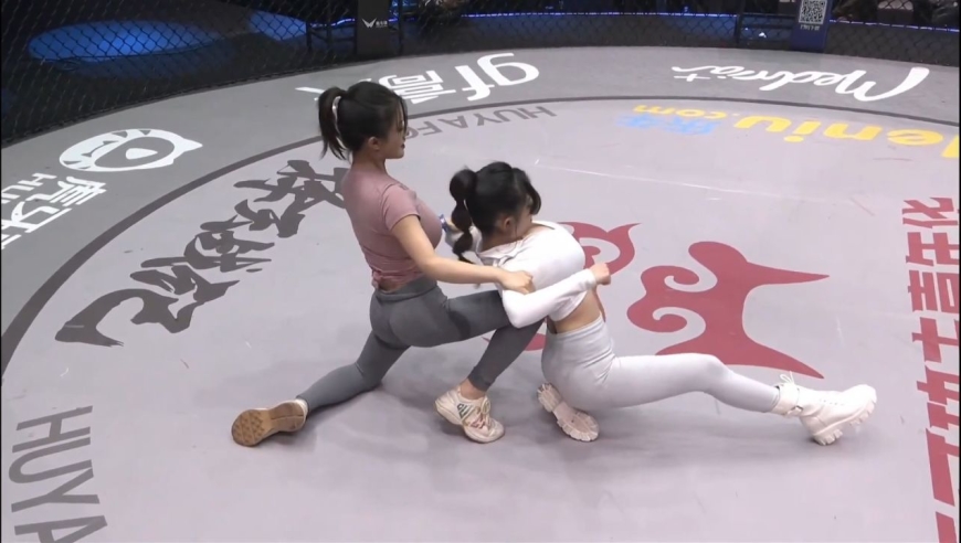 女人打架有多狠!用脚专踩要害部位,被打得跪地求饶