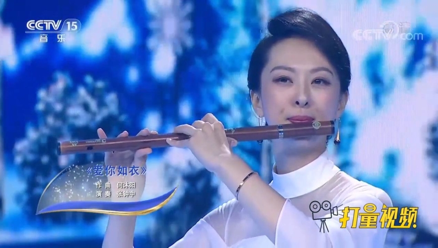青年竹笛演奏家张钟中演奏《爱你如衣》,笛声悠扬悦耳