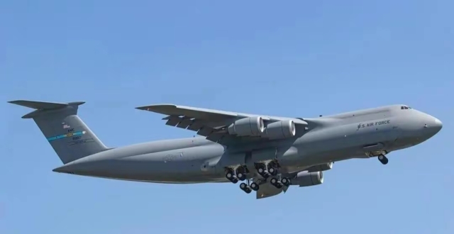 c5运输机到底有多大?和安225放在一起才明白,什么叫空中巨无霸