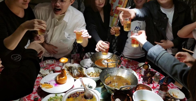 前男友发了个亡妻财之后,就经常来我家饭店喝酒,还向我诉苦