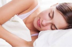 睡眠時間が5時間未満の場合、癌を引き起こす可能性が高くなります。どの症状があなたの行動と戦っているのかを確認してください