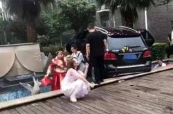 湖北省の姉妹と兄弟のペアが結婚式の車に襲われ、結婚式の車に殺されました。新郎新婦は彼らを見ず、いつものように結婚式を開きました。