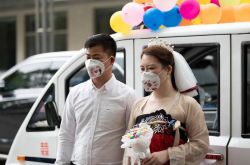 漢服はウェディングドレスとして使用され、コミュニティパトロールカーは結婚式の車になります...流行の間、私の隣人は私が結婚式を「クラウドファンド」するのを手伝ってくれました