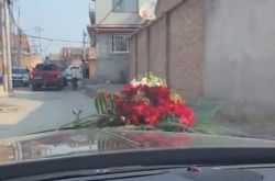 أوقفت سيارة زفاف في تيانجين في طريقها لاصطحاب الأقارب ، وركب العريس الذي نفد صبره دراجة نارية لحمل العروس وهرب.