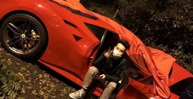 秦奋炒股违规被罚60万,父亲秦嗣新身份曝光,疑似是"叠码仔"