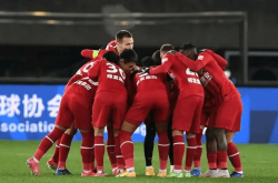午前9時！サッカー代表チームの記者が論争を巻き起こしました。中国スーパーリーグは国際的なジョークになり、ファンは叱りました。