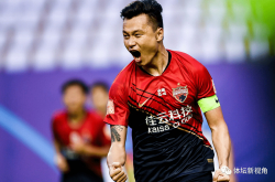 力压5名归化拿到广东足球先生，34岁郜林回忆过往，感谢球迷！_深圳
