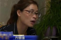 女性はオンラインで買い物をしている有毒なヘビに噛まれて死にました、そして家族は商人と宅配便業者から140万を主張しました。Weinan裁判所は女性に死を宣告しました。