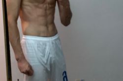 男，体脂率只有10％，腹部还是有不少脂肪，显露不出腹肌。此时应该如何有针对性的增肌减脂？