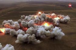 ロシア、海、陸、空の3つの軍隊が出て、マシ市のウクライナ軍はほぼ全滅し、市庁舎にはチェチェンの旗が立てられました。