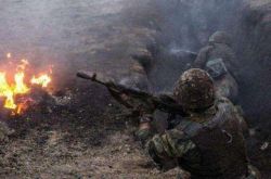 味方を倒せ！ウクライナ軍は、アゾフ連隊が撤退する際に待ち伏せされ、両陣営の間で激しい戦闘が勃発した。
