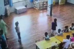 معلمتان تقومان بمعاقبة الطلاب جسديا ، وعرض الفيديو
