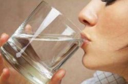 朝起きてからお湯を飲んでもいいですか？多くの人は知らないかもしれません、あなたに答えを教えるために医者に相談してください