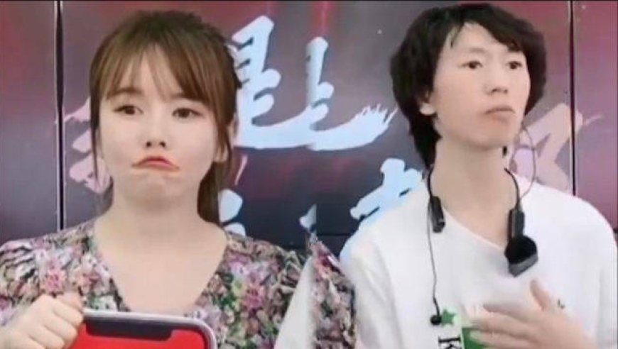 好笑又心酸!庞麦郎唱成名作歌声魔性,女助理憋笑憋成可达鸭