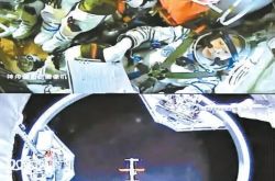 「最も忙しい宇宙旅行トリオ」が首尾よく「到着」
