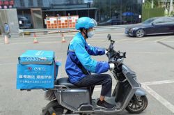 緊急配達のためにFengtaiに配置されたテイクアウトライダー：今朝はタスクなし、とても幸せ