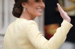 凯特一袭黄色连衣裙出席女王感恩式，简约优雅，戴女王珠宝有排面